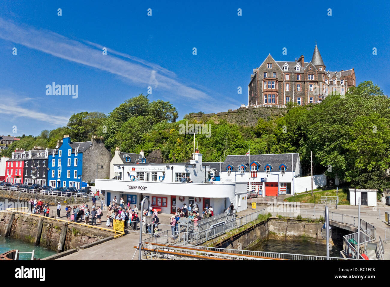 Vue sur le port de Tobermory sur Mull en Ecosse avec ses maisons colorées et pier Banque D'Images