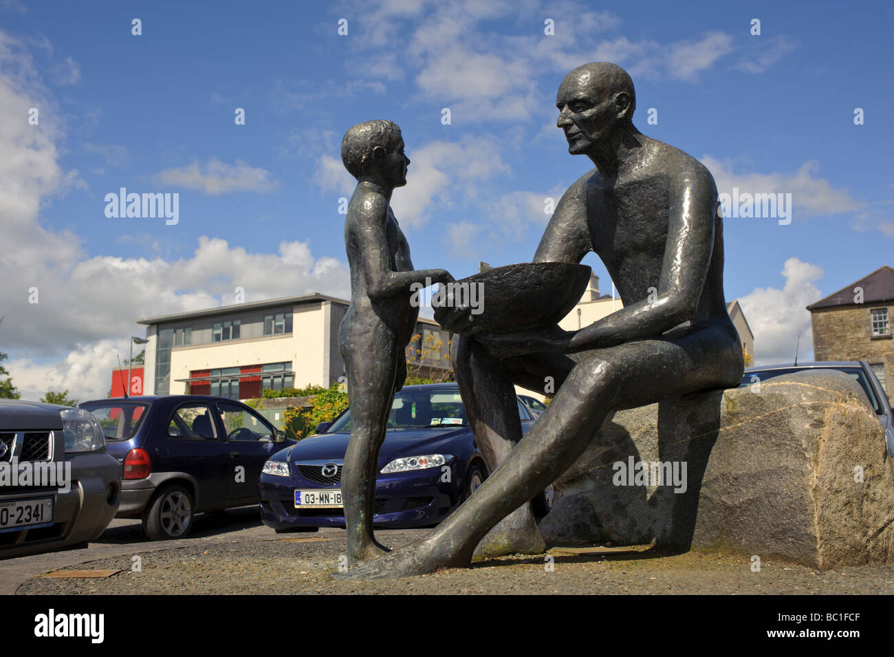 Statue de garçon et l'homme en Irlande Carrick on Shannon Banque D'Images