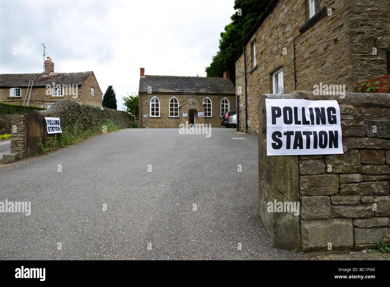 Un bureau de scrutin dans le Peak District village du vieux Brampton à Derbyshire Banque D'Images