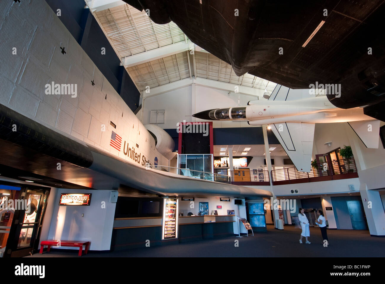 T-38, SR-71 Blackbird et maquette de la navette spatiale Endeavour, Kansas Cosmosphere and Space Center Hall, Hutchinson, Kansas. Banque D'Images