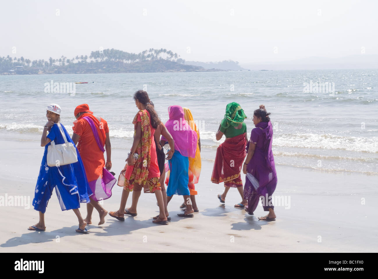 Les Femmes Indiennes Dans Traditioanl Robe De Plage De