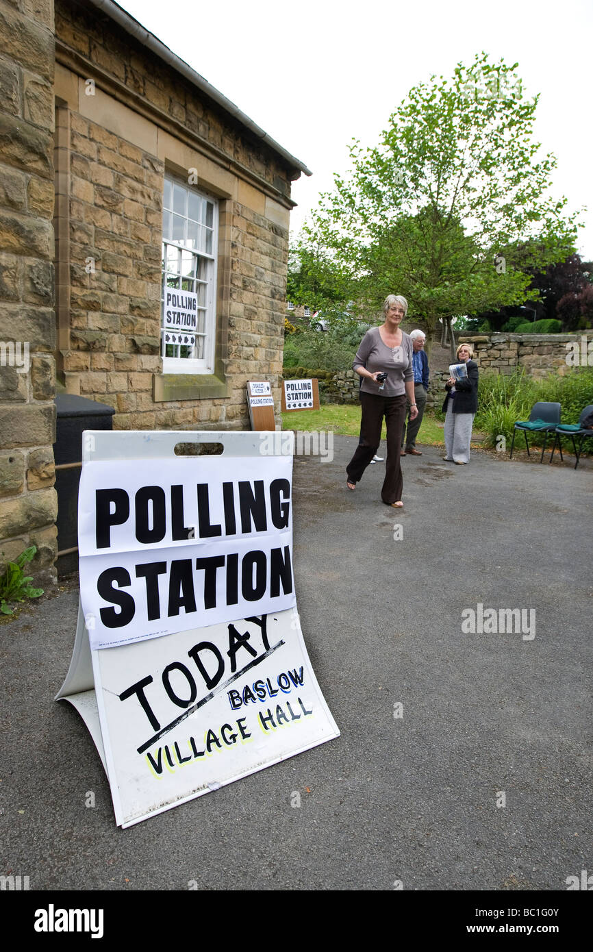 Un bureau de vote du village de Peak District, dans le Derbyshire Buxton Banque D'Images