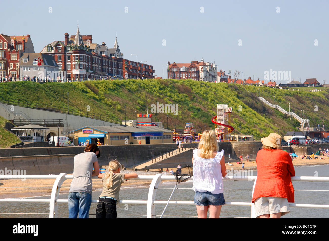 Les gens sur la jetée de Cromer, Norfolk en Angleterre Banque D'Images