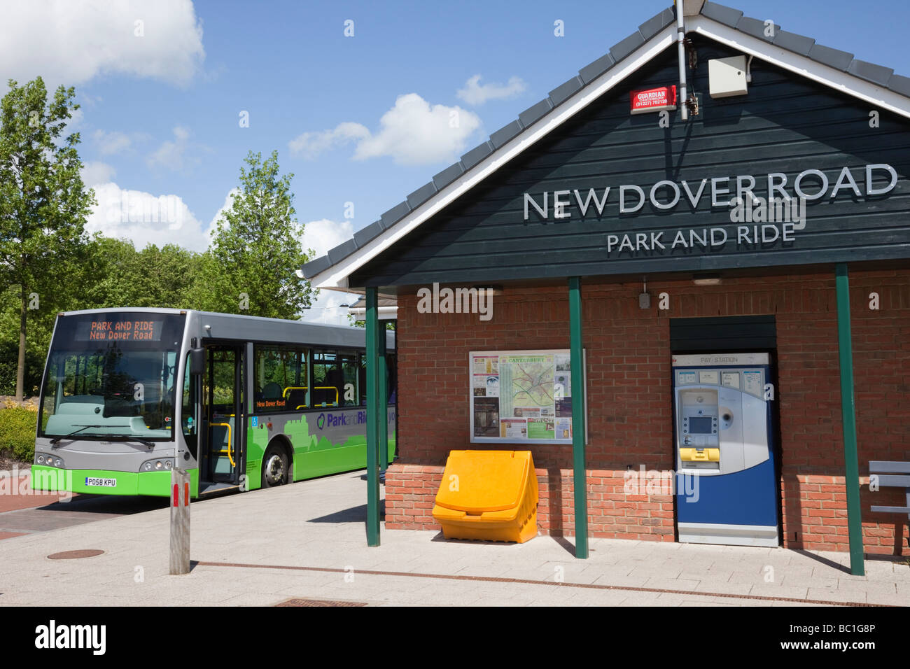 Canterbury Kent England UK Europe seul decker bus à New Dover Road parking park and ride de bus avec ticket machine Banque D'Images