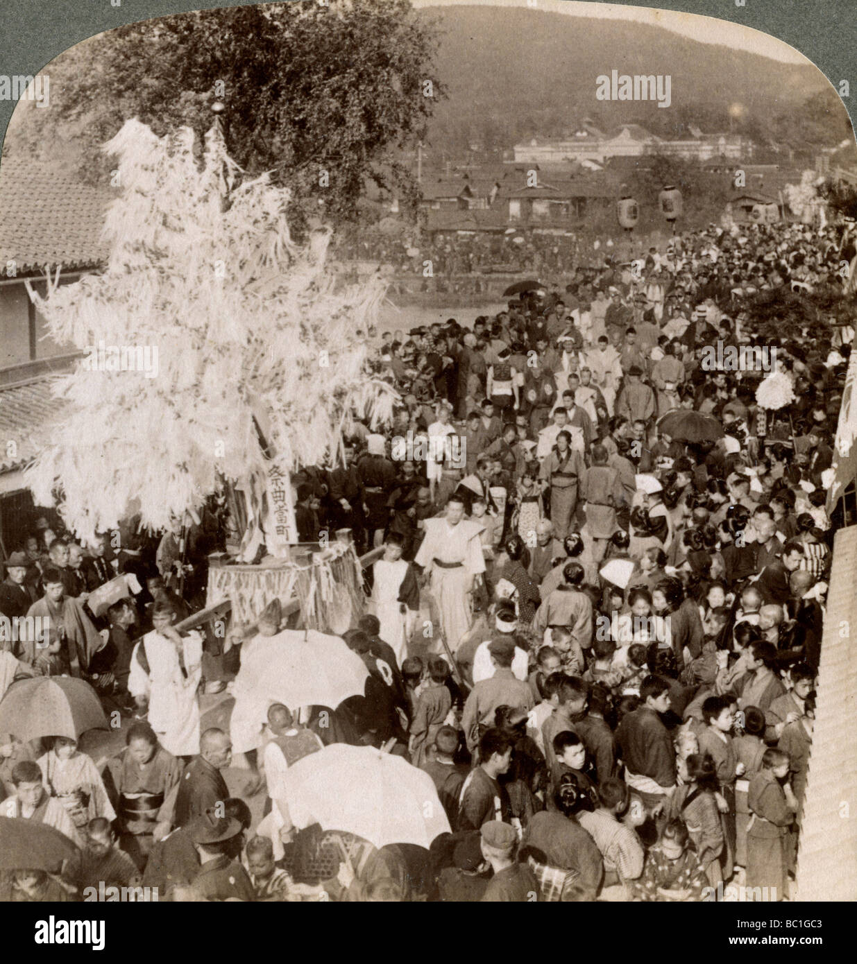 Procession shintoïstes transportant des objets sacrés sur un pont au musée impérial, Kyoto, Japon, 1904.Artiste : Underwood & Underwood Banque D'Images