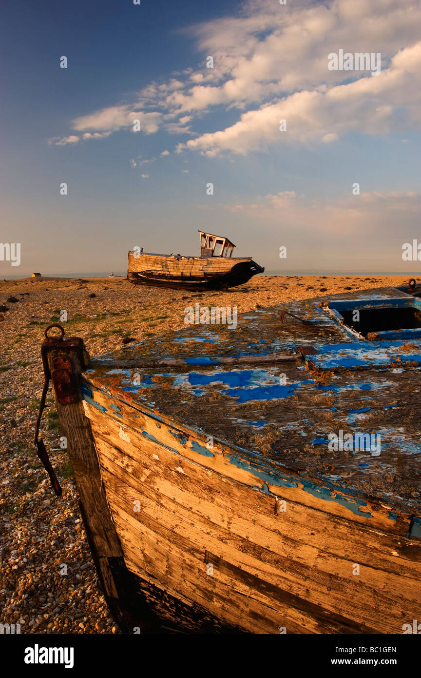 Bateaux de pêche abandonnés à Dungeness Kent England UK Banque D'Images