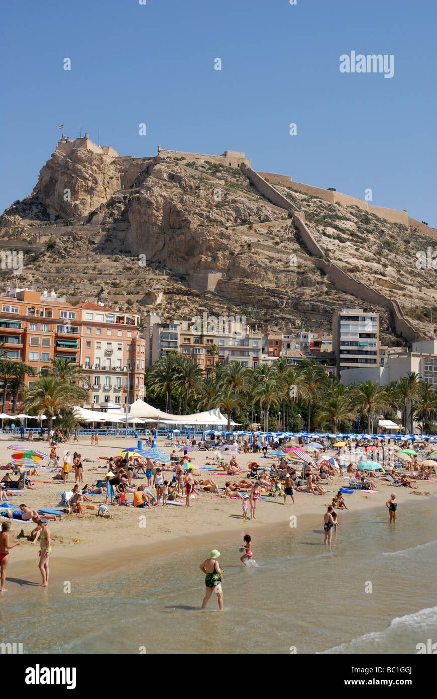 La plage de Postiguet, la ville d'Alicante, Alicante Province, Comunidad Valenciana, Espagne Banque D'Images