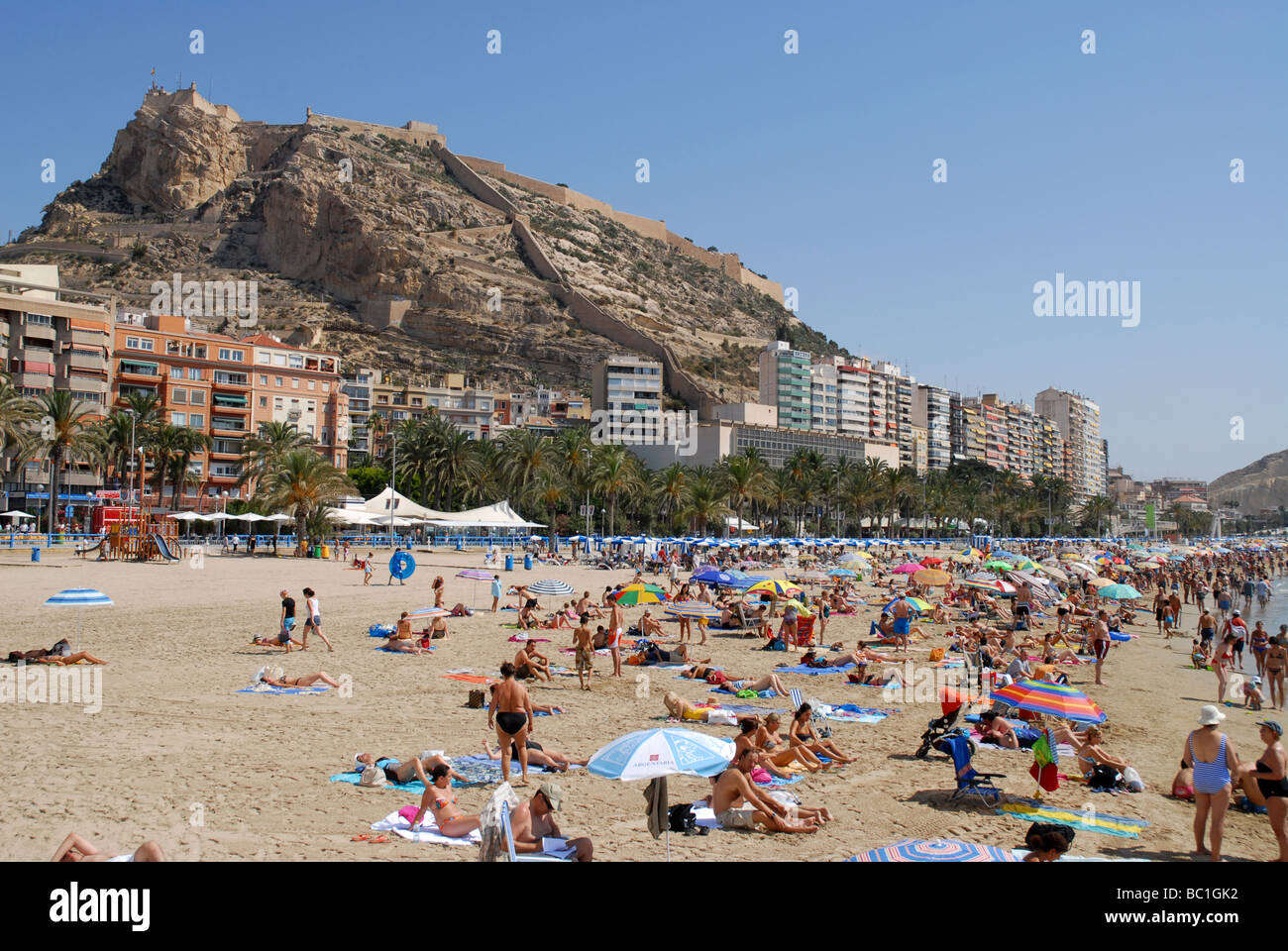 La plage de Postiguet, la ville d'Alicante, Alicante Province, Comunidad Valenciana, Espagne Banque D'Images