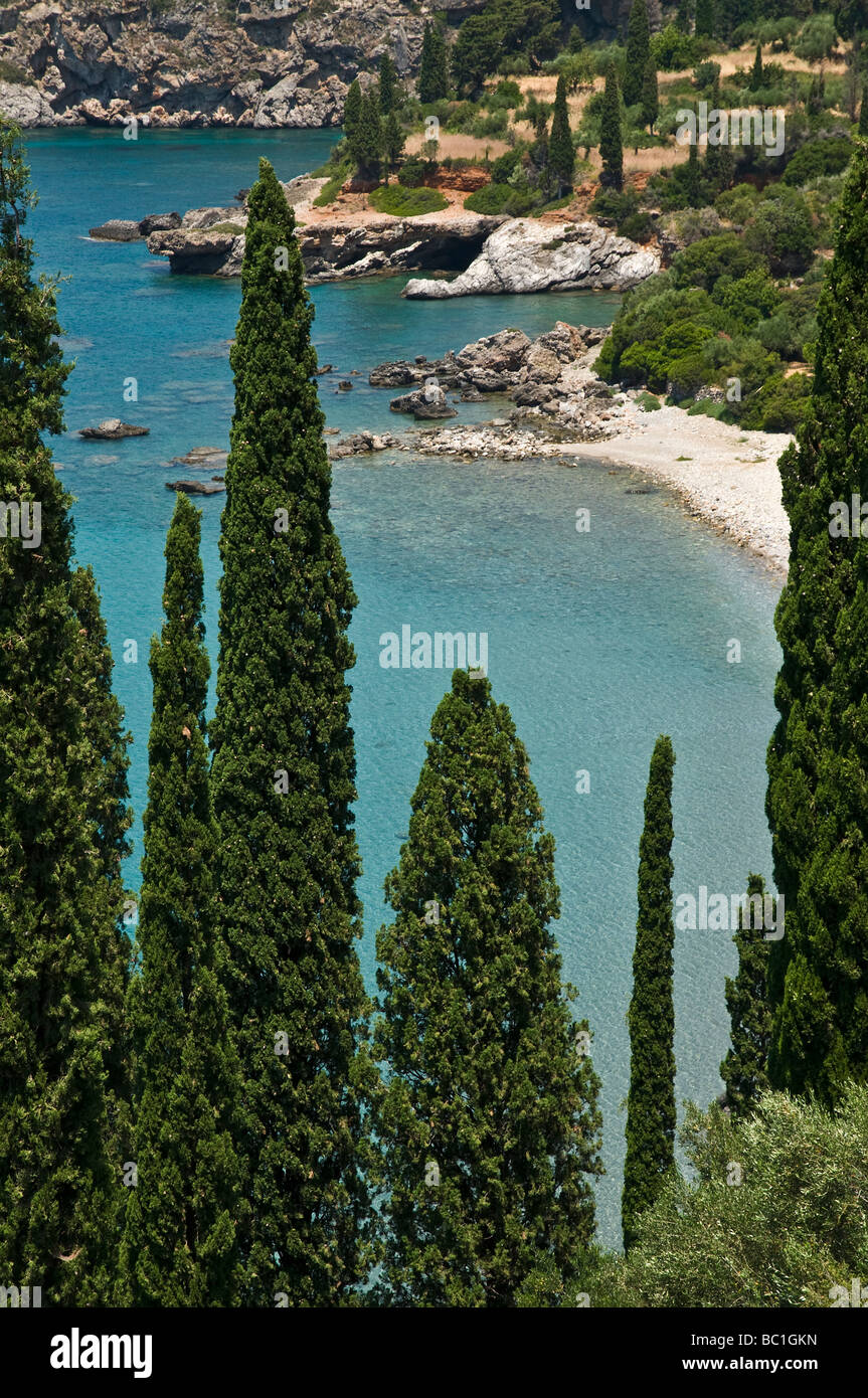Regardant vers le bas sur la baie de Kalamitsi entre Stoupa et Kardamiyli dans le sud du Péloponnèse Messénie Mani extérieur Grèce Banque D'Images
