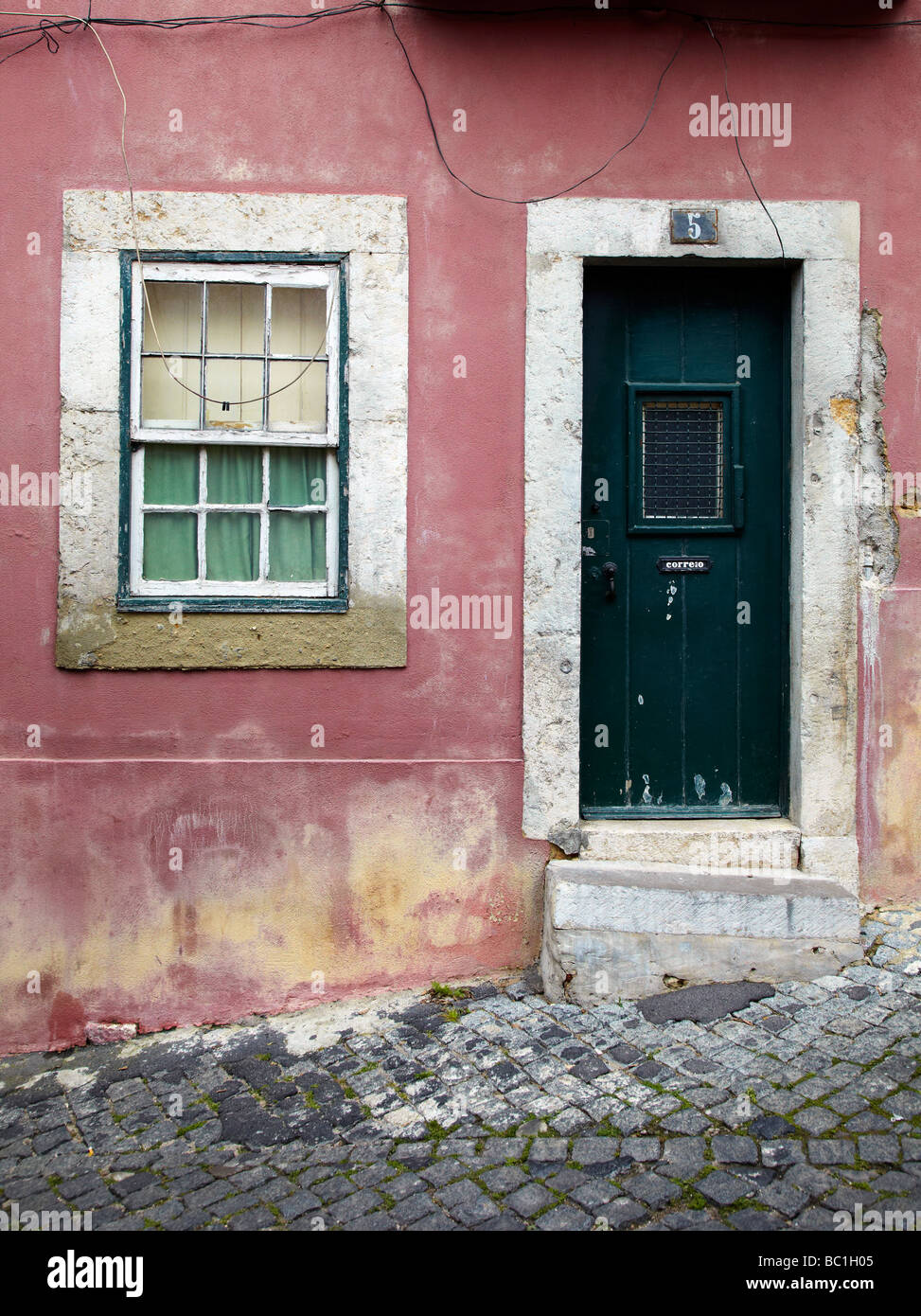 Porte d'entrée, chambre en terre cuite, vieille ville Lisbon Banque D'Images