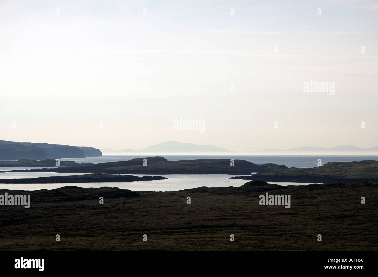 Vue d'Outer Hebrides, prises à partir de Dunvegan, Duirinish Peninsula, île de Skye Hébrides intérieures, côte ouest de l'Ecosse, Royaume-Uni Banque D'Images