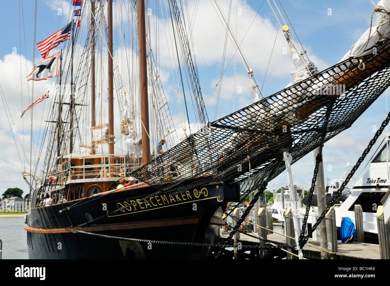 Tall Ship Peacemaker au quai de la proue Cape Cod, USA Banque D'Images