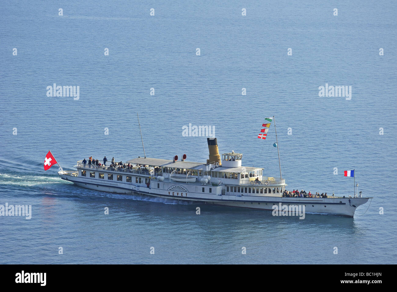 Le bateau à vapeur "Vevey Suisse' sur le Lac Léman. L'emplacement pour un texte sur l'eau au-dessus du bateau. Banque D'Images