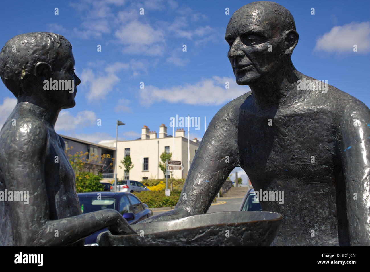Statue de garçon et l'homme en Irlande Carrick on Shannon Banque D'Images