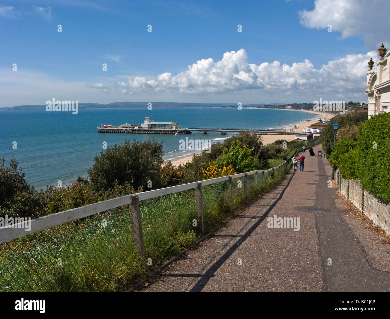 Falaise est de promenade et Pier, Bournemouth, Dorset, UK Banque D'Images