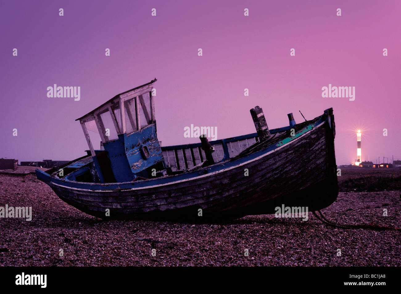 Bateau de pêche abandonnés à Dungeness Kent England UK Banque D'Images