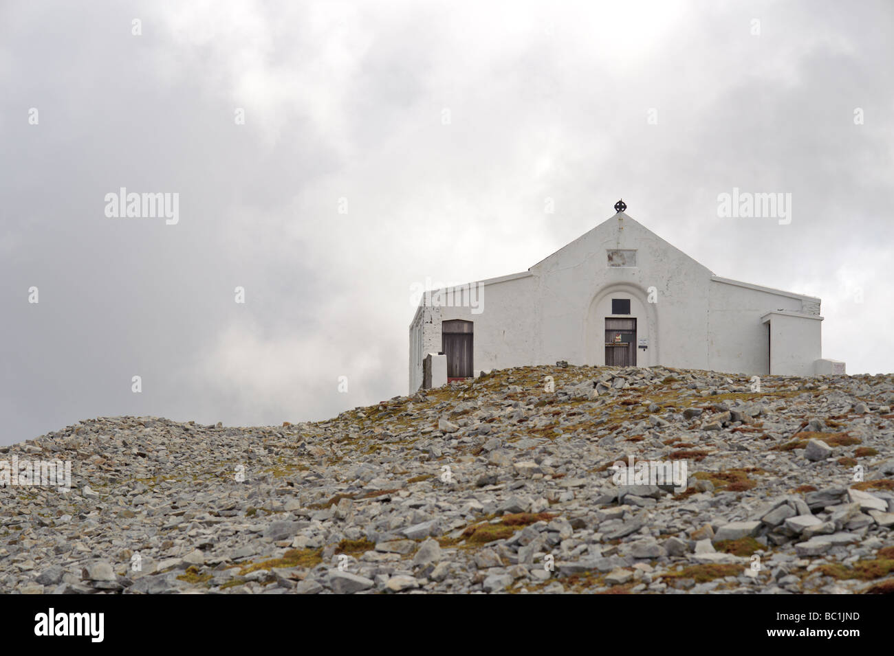 Chapelle en haut de Croagh Patrick sur pente rocheuse, dans le comté de Mayo Irlande Banque D'Images