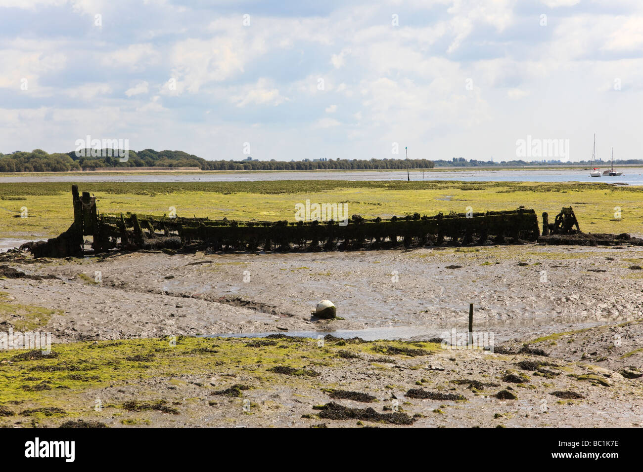 Hulk de bois chaland à marée basse dans la région de Chichester Harbour vu de Village Langstone, Hampshire UK Banque D'Images