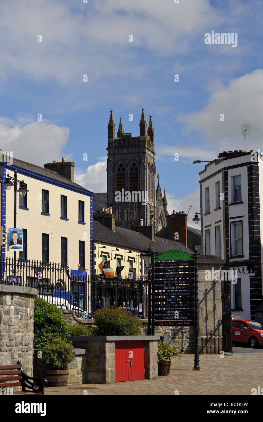 Carrick on shannon avec des statues de l'irlandais curah ou bateau de peau dans un carré à la recherche de la rue principale Banque D'Images