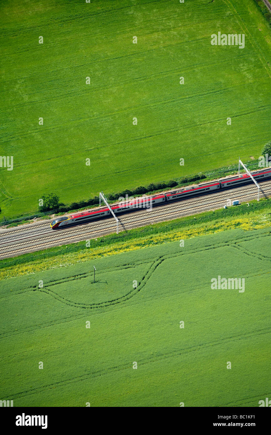 Virgin Pendolino sur la mise à niveau de ligne principale de la côte ouest, au sud de Stafford, Royaume-Uni Banque D'Images