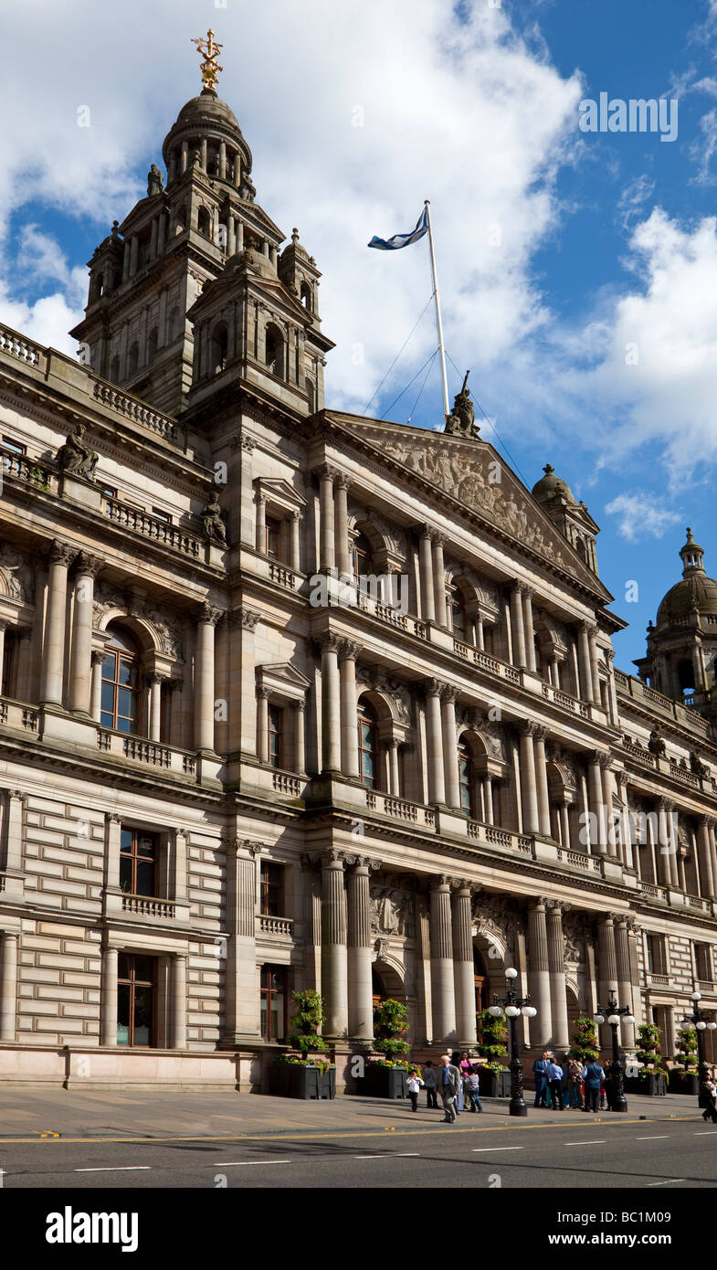 Un groupe de visiteurs asiatiques à l'extérieur de Glasgow City Chambers à George Square, Glasgow. Banque D'Images