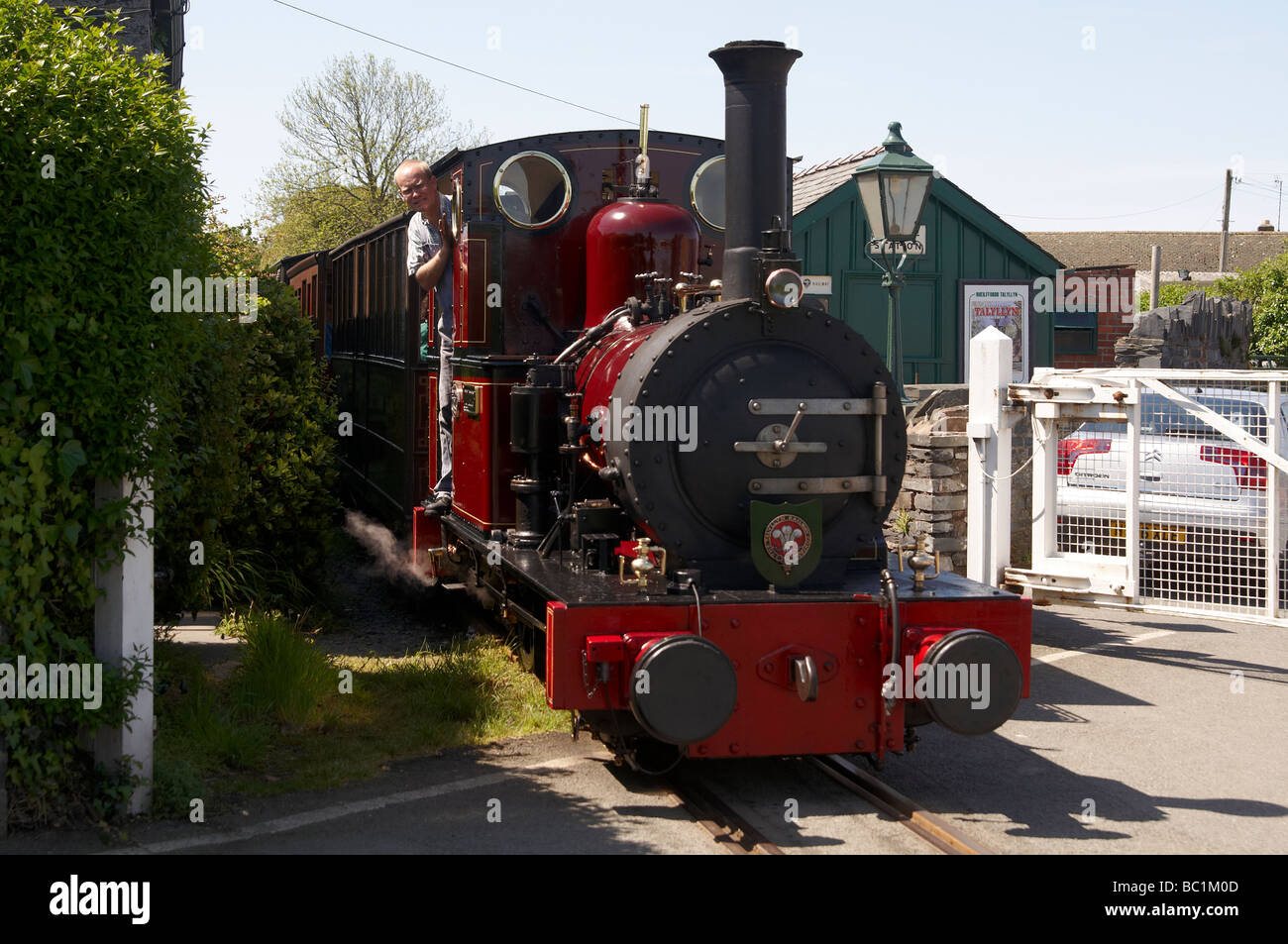 Talyllyn Railway locomotive no 2 olgoch «' sur le niveau corssing à Tywyn pendre. Banque D'Images