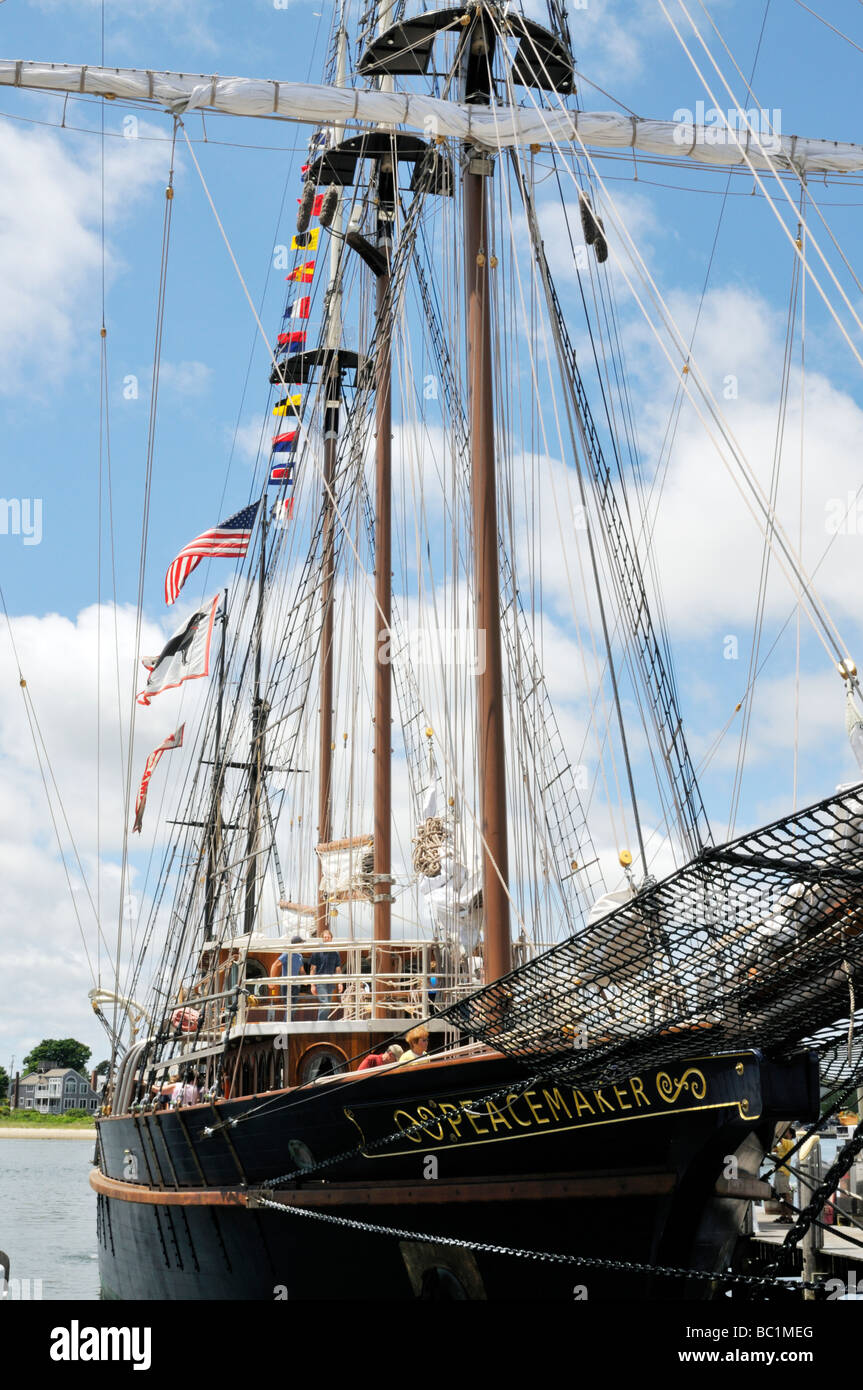 Tallship Peacemaker avec drapeaux et mâts amarré à Port de Hyannis Cape Cod Cape Cod pour le Festival Maritime Massachusetts USA Banque D'Images
