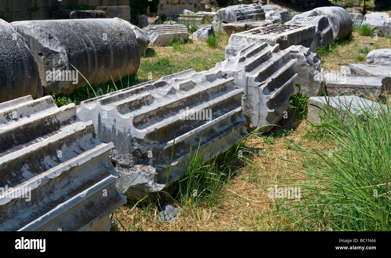 Colonnes de pierre en ruines allongé sur le sol à l'Agora une ancienne ville grecque et romaine de l'île de Kos en Grèce Banque D'Images