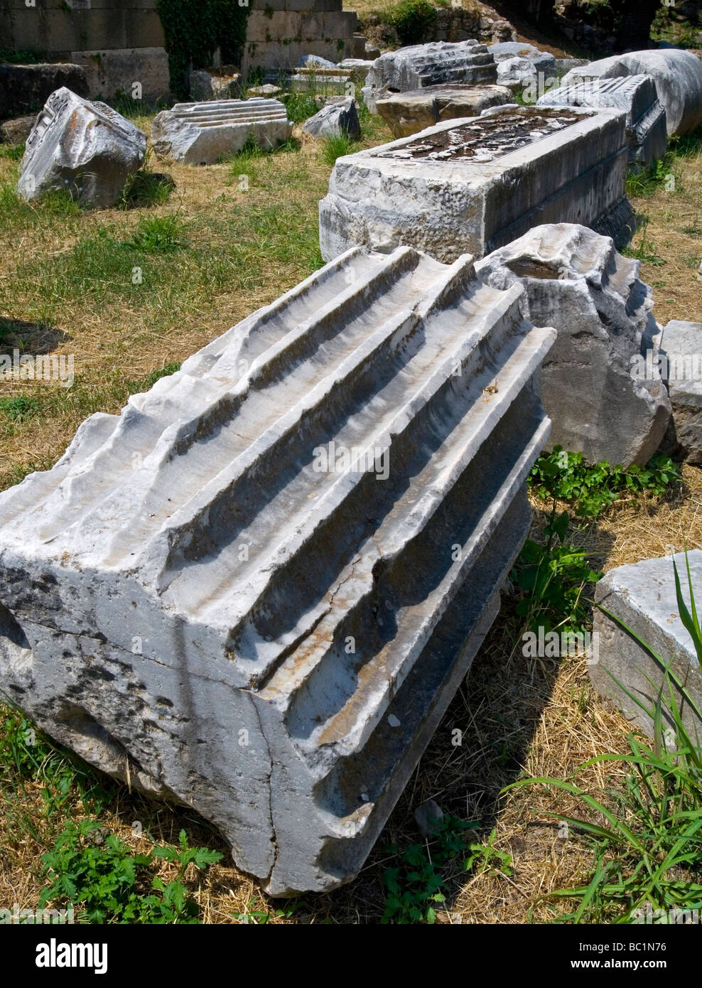 Colonnes de pierre en ruines allongé sur le sol à l'Agora une ancienne ville grecque et romaine de l'île de Kos en Grèce Banque D'Images