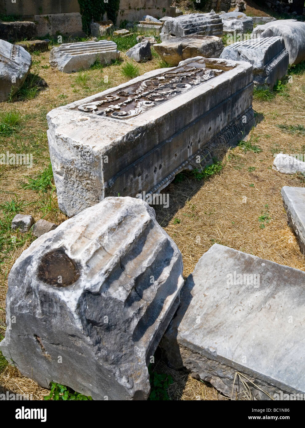 Colonnes de pierre en ruines allongé sur le sol à l'Agora une ancienne ville grecque et romaine de l'île de Kos en Grèce Banque D'Images