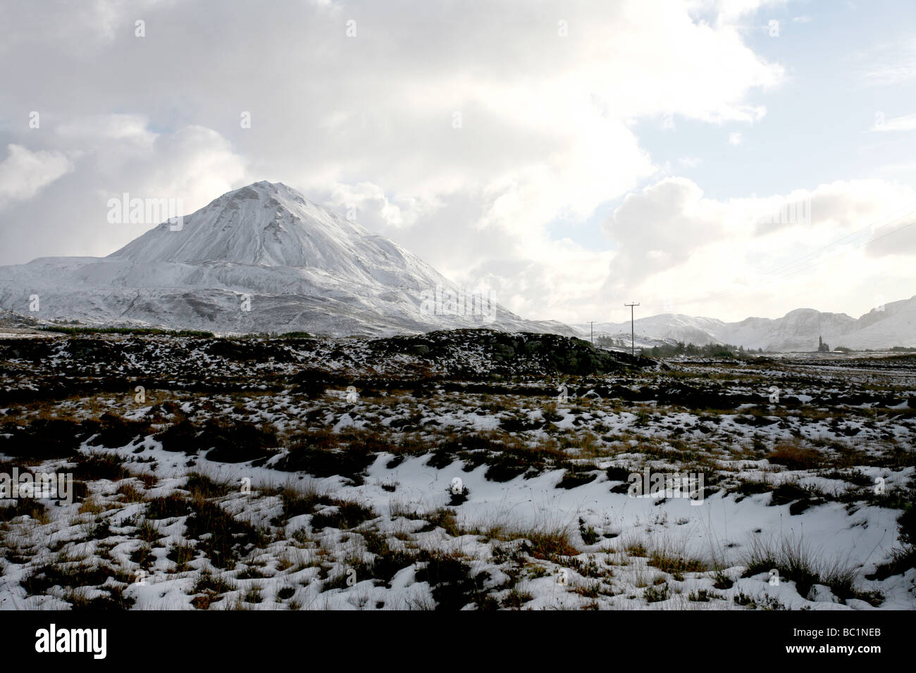 La neige a couvert Errigal mountain et tourbière à Irlande Donegal Dunlewey, Co.. Banque D'Images