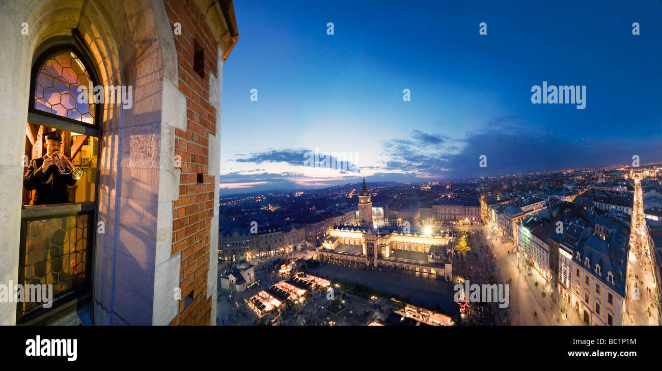 Toutes les heures le trompettiste joue hymne national de St Mary s Tour de l'Église Cracovie Pologne Banque D'Images