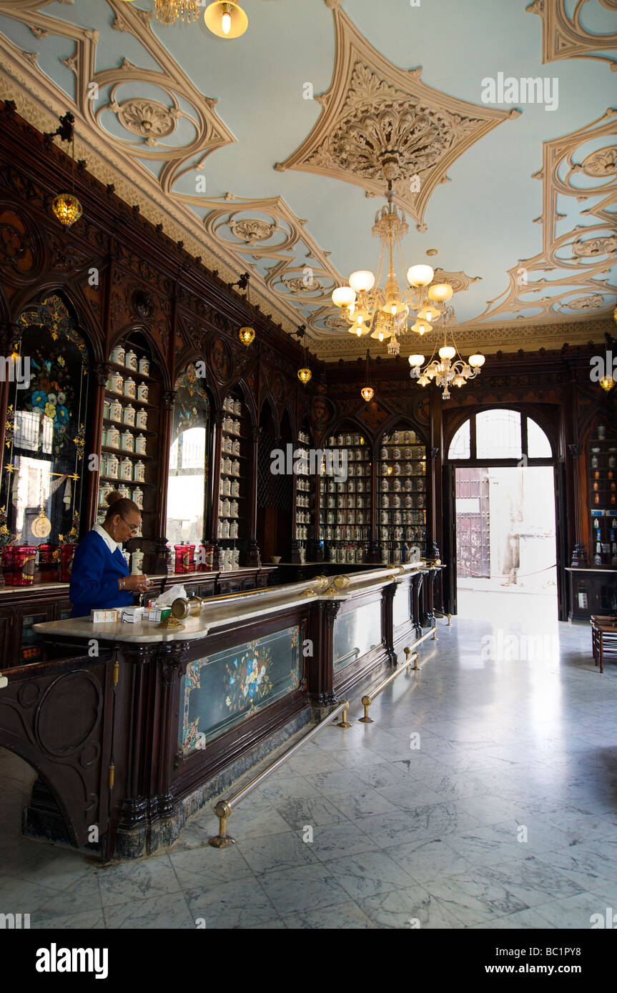 Pharmacie restauré dans la vieille Havane. Farmacia Taquechel Calle Obispo Habana Vieja Cuba Banque D'Images