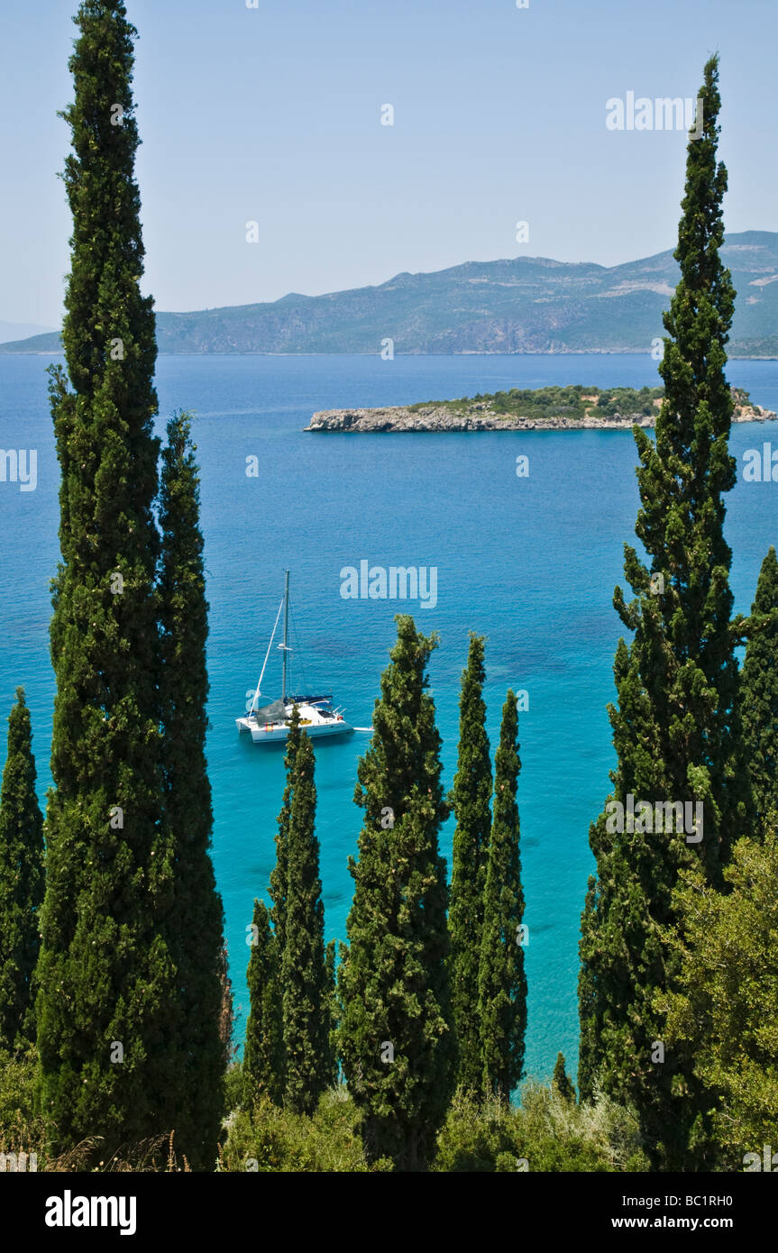 Regardant vers le bas sur la baie de Kalamitsi entre Stoupa et Kardamiyli dans le sud du Péloponnèse Messénie Mani extérieur Grèce Banque D'Images