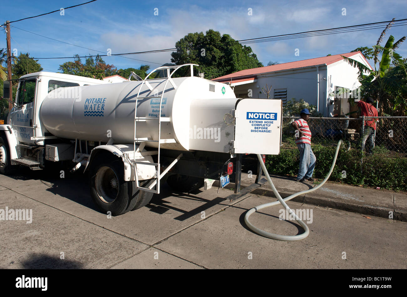 Saint Eustache le camion d'eau alimentant les citernes avec de l'eau douce Banque D'Images