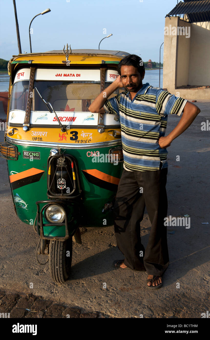 Inde Agra un tuktuk driver Banque D'Images