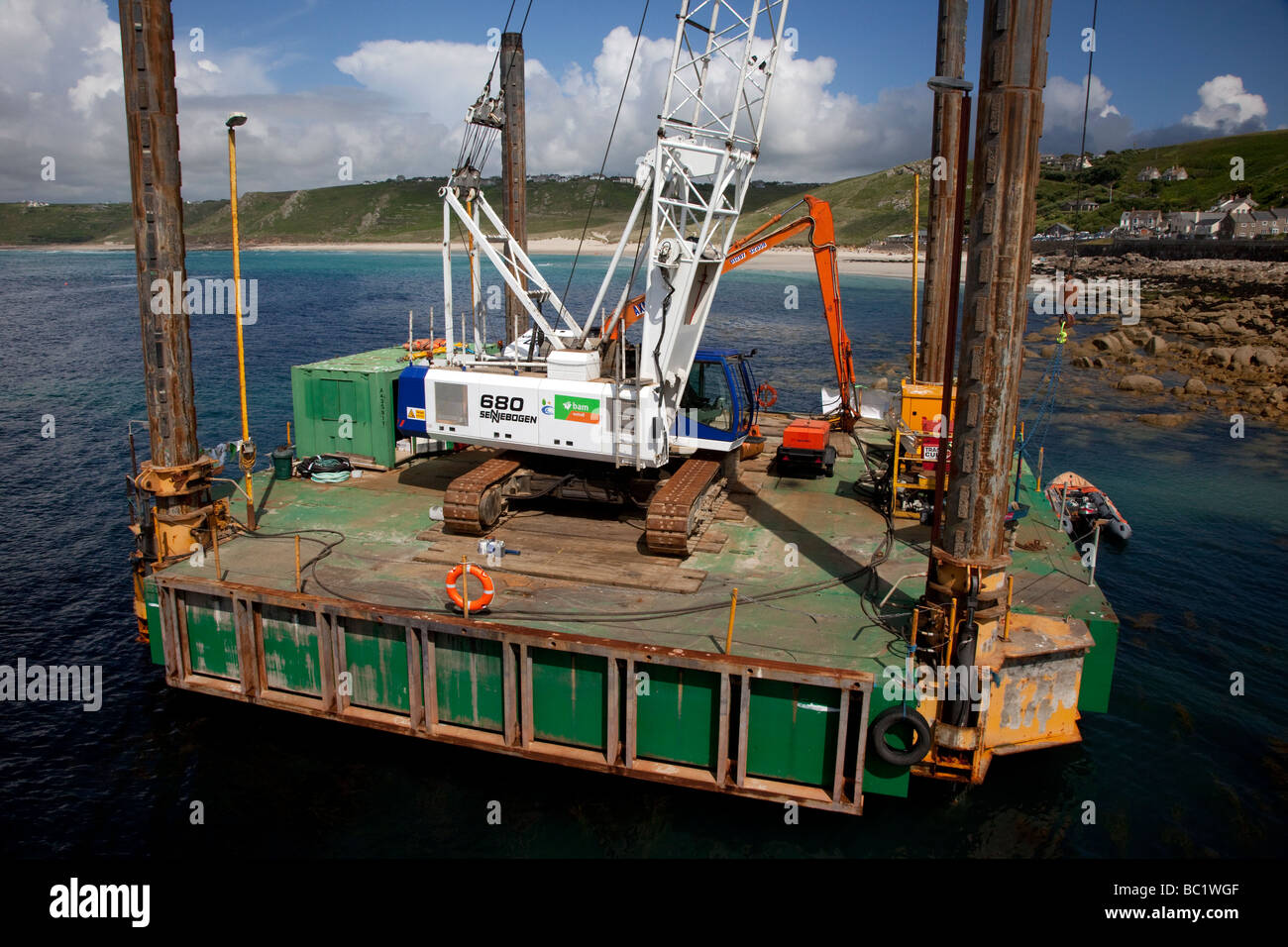 Excavatrice de tranchée flottante & Jack-Up Rig pour la manutention dans des zones portuaires et des eaux côtières. Sennen Cove. Land's End, Cornwall, UK Banque D'Images