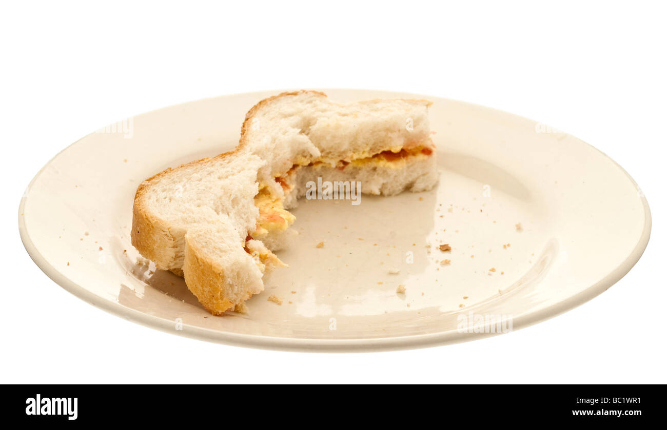 Sandwich à moitié mangé sur une plaque Banque D'Images