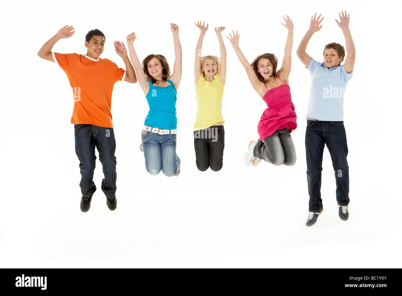 Groupe de cinq jeunes enfants Jumping In Studio Banque D'Images