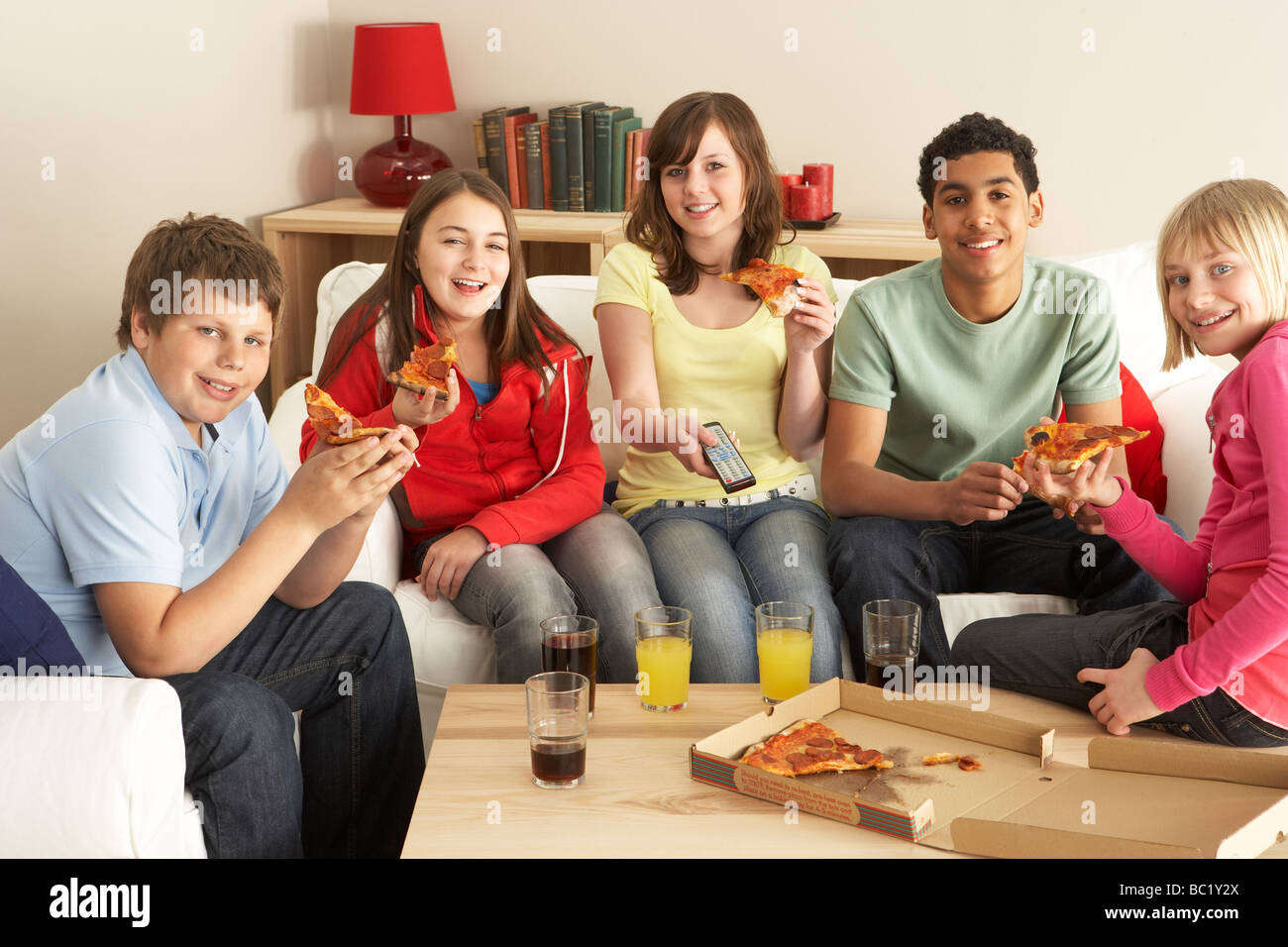 Groupe D Enfants De Manger Une Pizza En Regardant La Tele Photo Stock Alamy