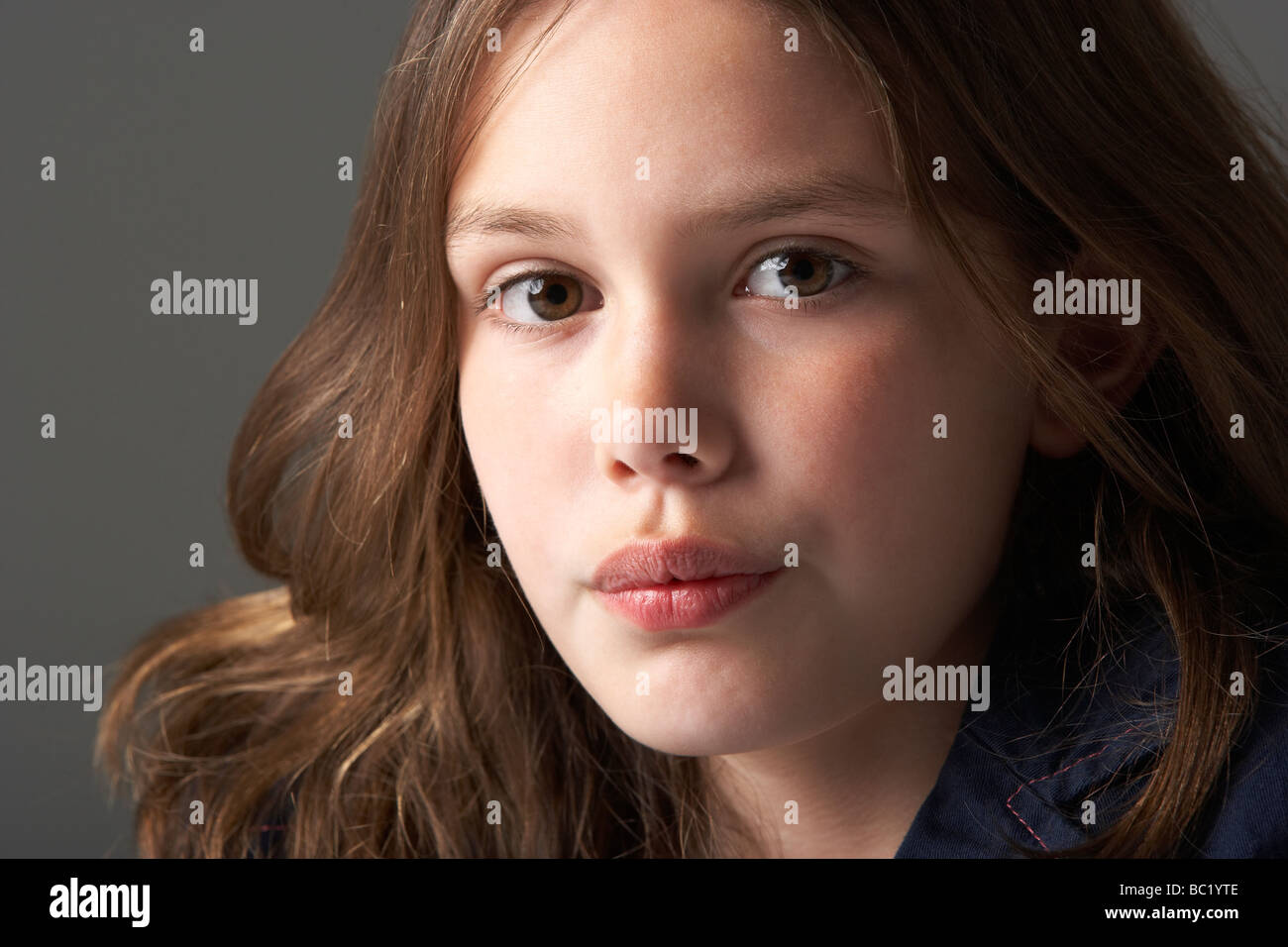 Thoughtful Girl Sitting in Studio Banque D'Images