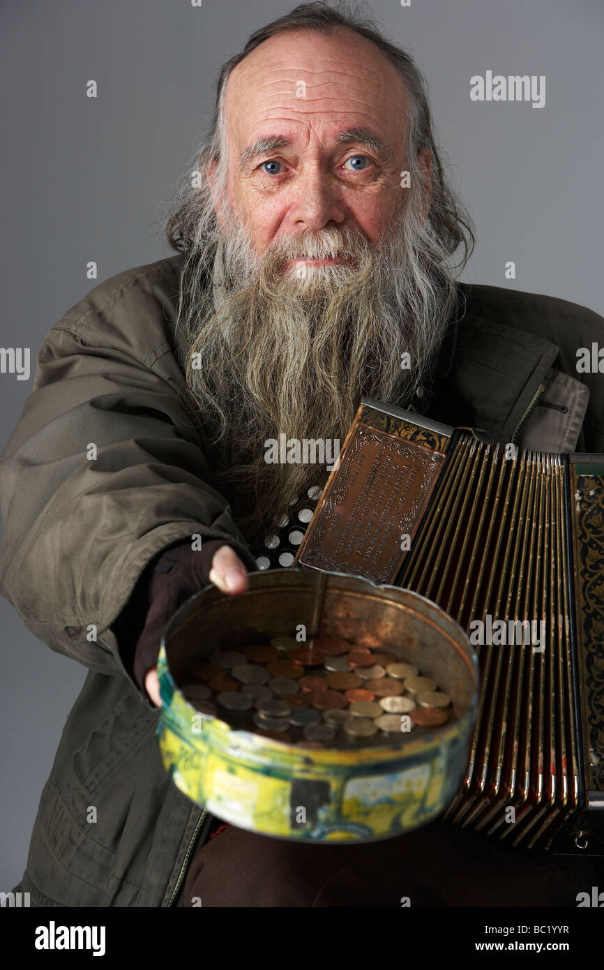 L'homme de la rue principale avec accordéon Banque D'Images