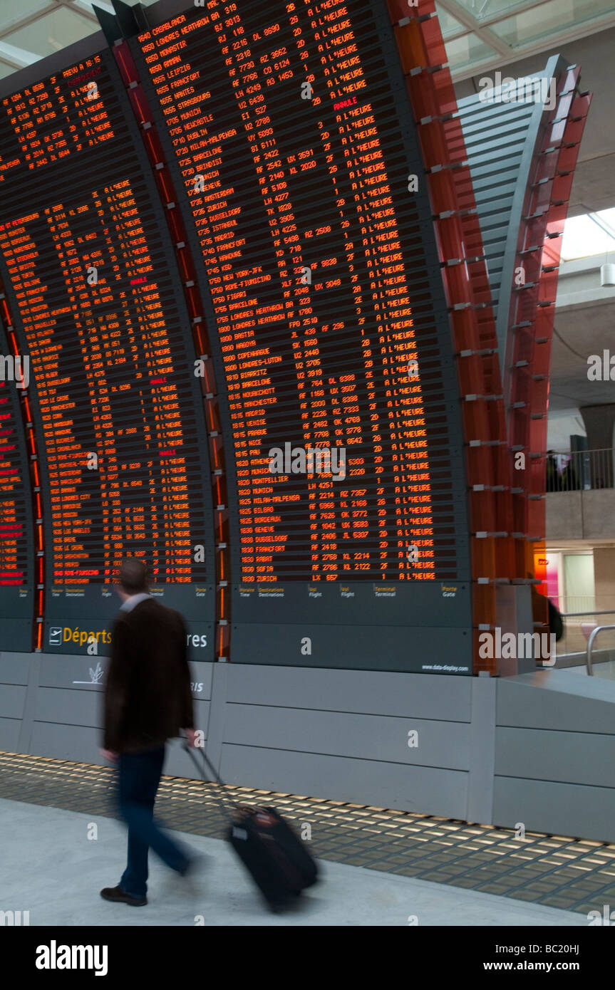 L'aéroport de Roissy, Paris France horaire des vols l'affichage numérique les gens passer et regarder Banque D'Images