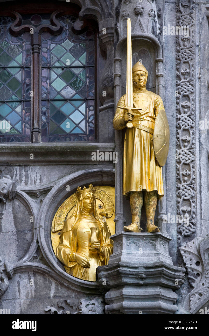 Statue en or dans la basilique du Saint-Sang. Bruges, Belgique Banque D'Images