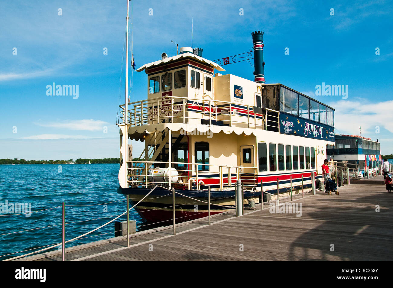 Bateaux de croisière Queens Quay Harbourfront de Toronto Canada Banque D'Images
