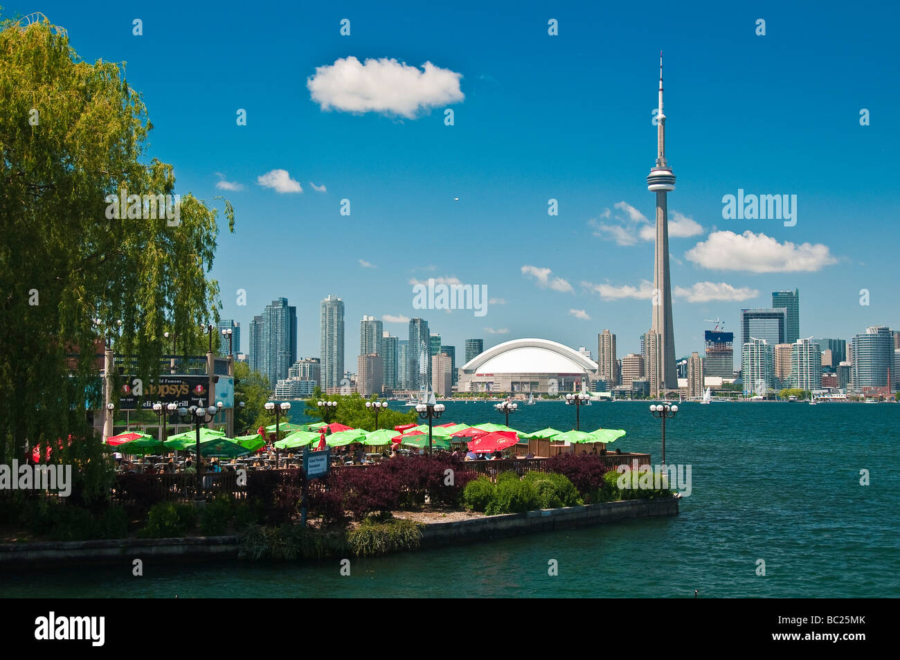 La ville de Toronto à partir de l'île Centre de l'autre côté du lac Ontario, Canada Banque D'Images