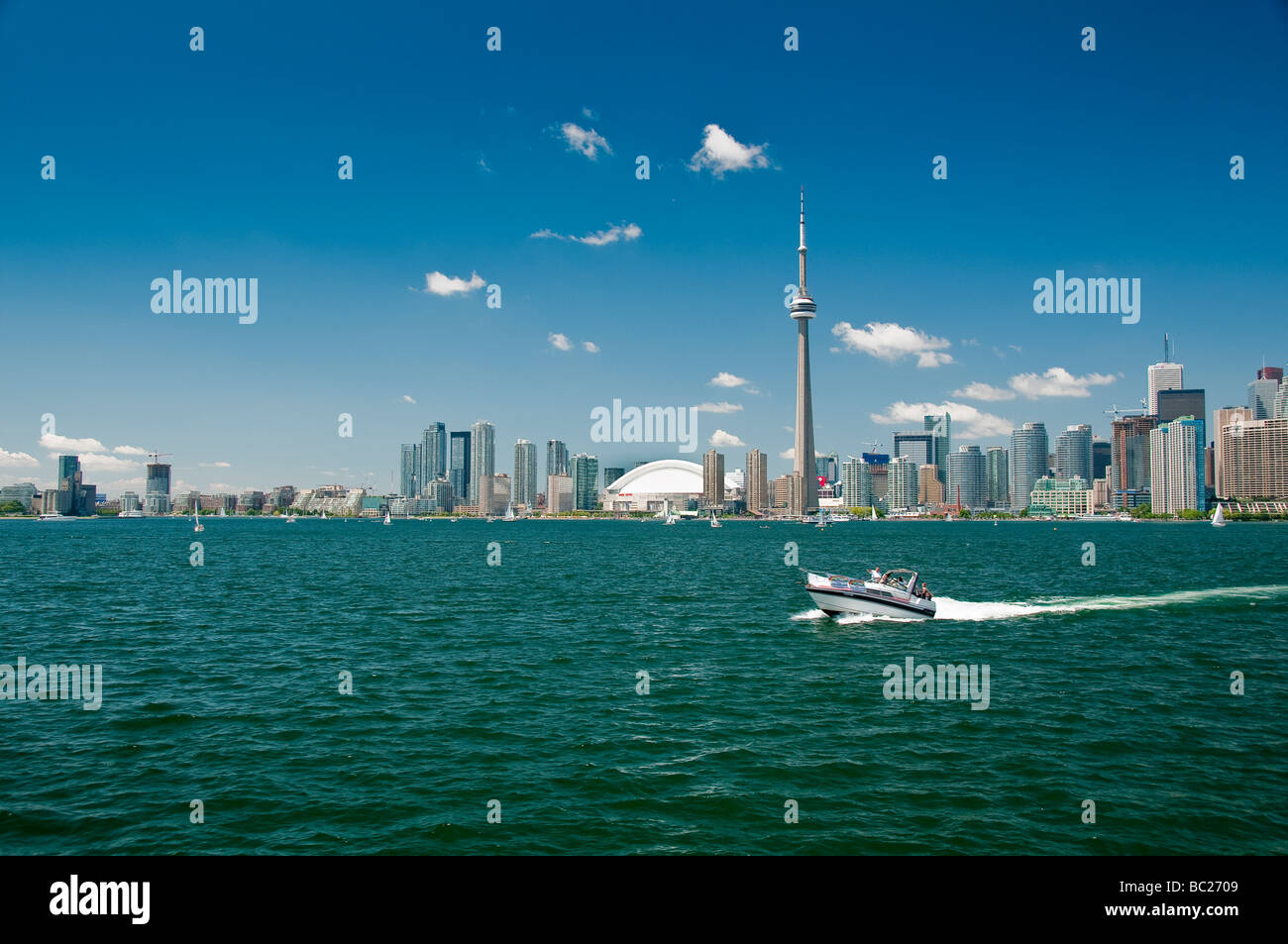 Ville de Toronto avec jet boat au premier plan, Toronto,Ontario,Canada Banque D'Images
