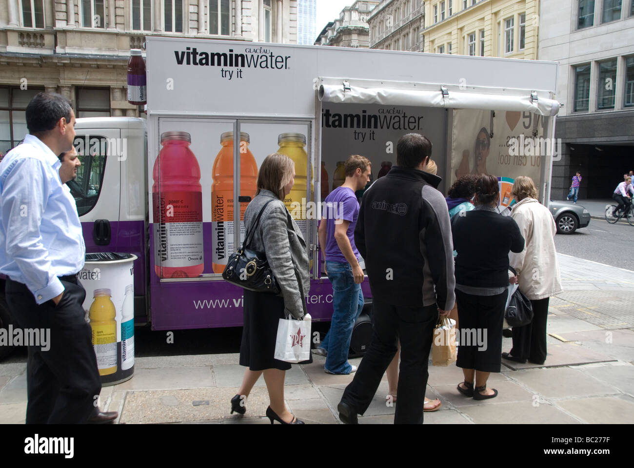 Juin 2009 Bureau de Londres Ville d'attente pour les travailleurs de l'eau de vitamine , une promotion marketing Banque D'Images