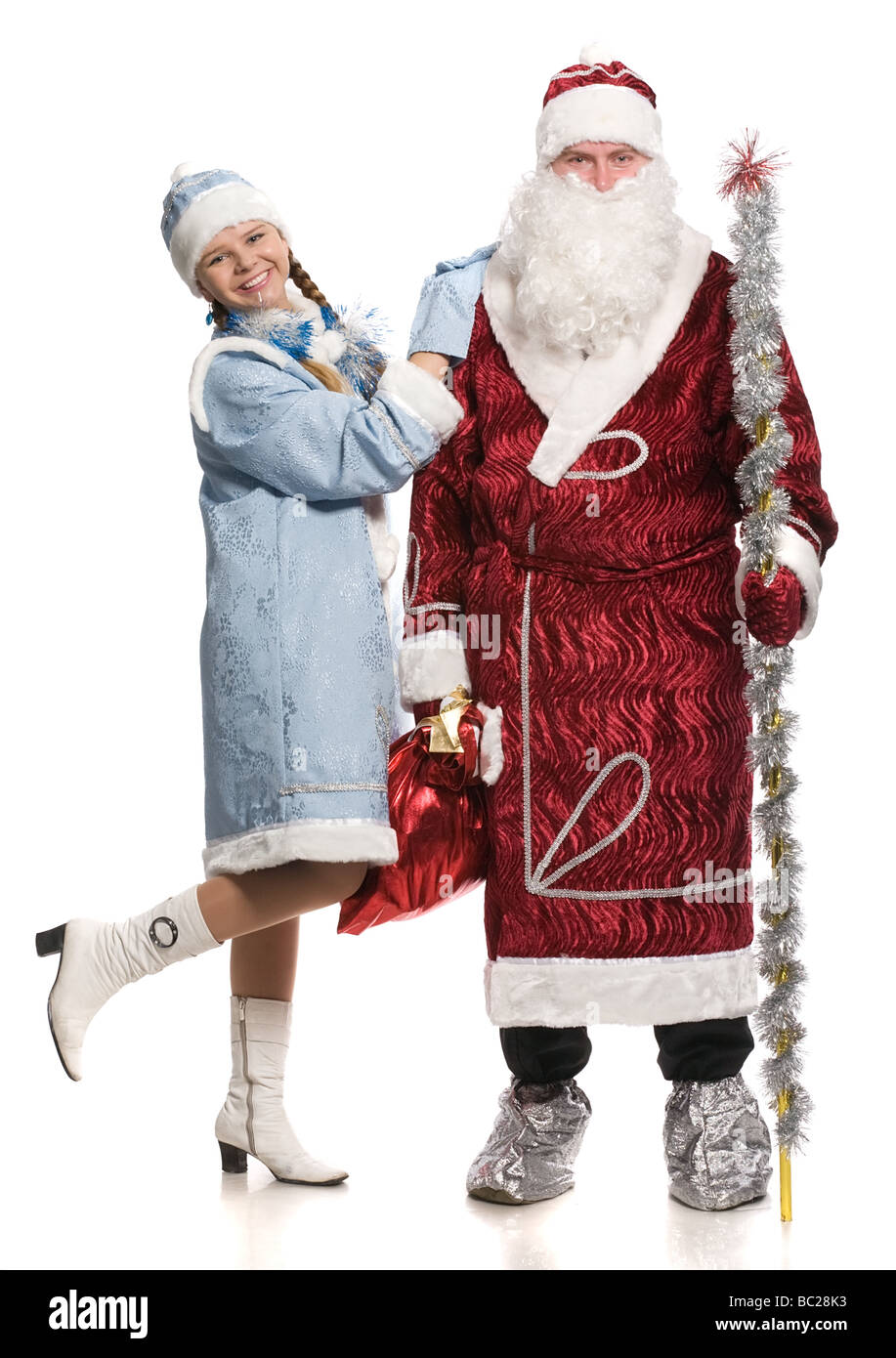 Snow girl embrasse le Père Noël ils ont l'air dans l'appareil photo isolated on white Banque D'Images