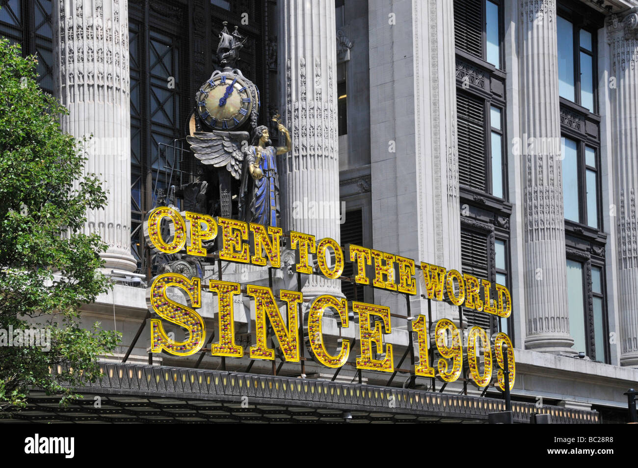 Selfridges grand magasin un bâtiment de détail classé Grade II sur Oxford Street panneaux électroniques au-dessus de l'entrée 100 horloge de commerce sculpture Londres Royaume-Uni Banque D'Images